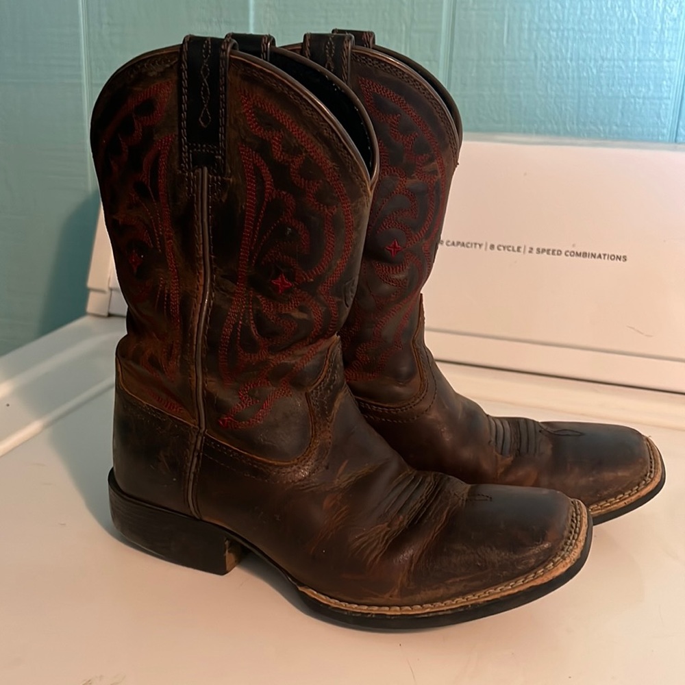 Ariat Boys Square toed boots Size 1